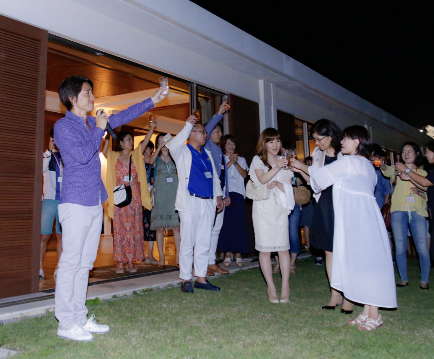 前日の交流会で語り合う登壇者と参加者