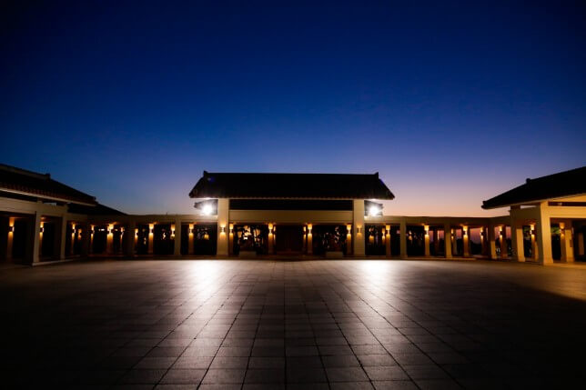 夜の万国津梁館の外観